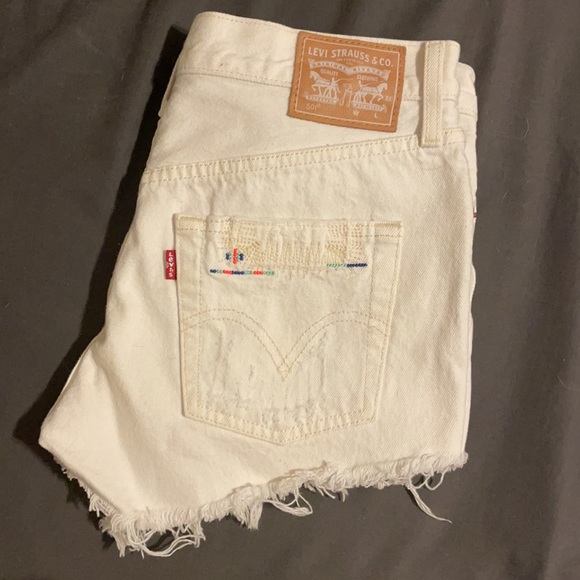 White embroidered Levi’s shorts. Size 26. - Picture 3 of 4